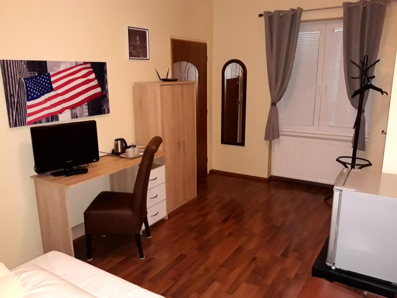 Penzion Fox Nemsova Bagian luar foto