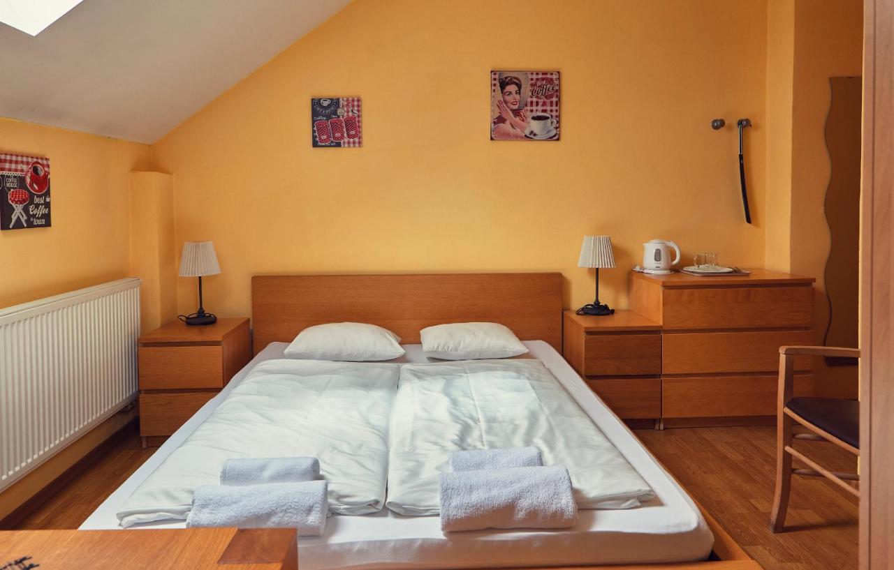 Penzion Fox Nemsova Bagian luar foto