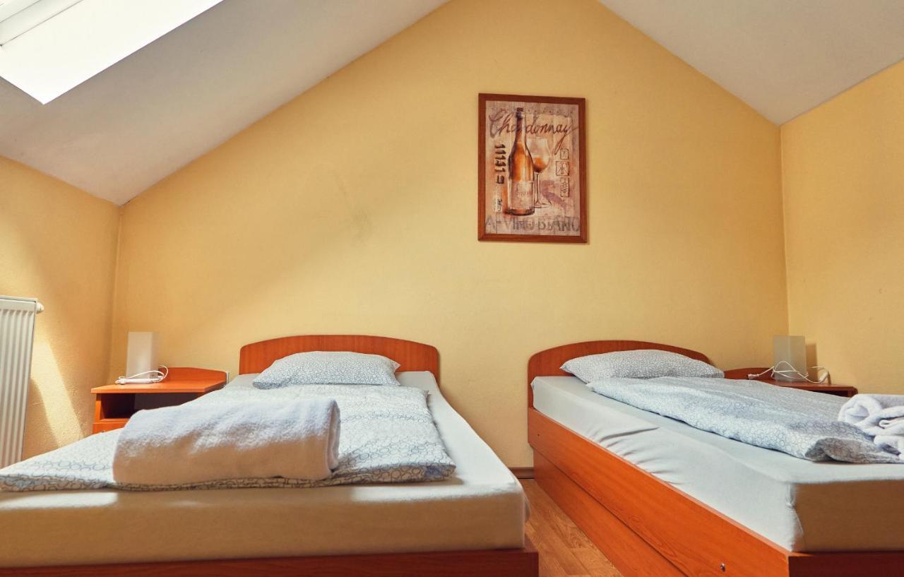 Penzion Fox Nemsova Bagian luar foto