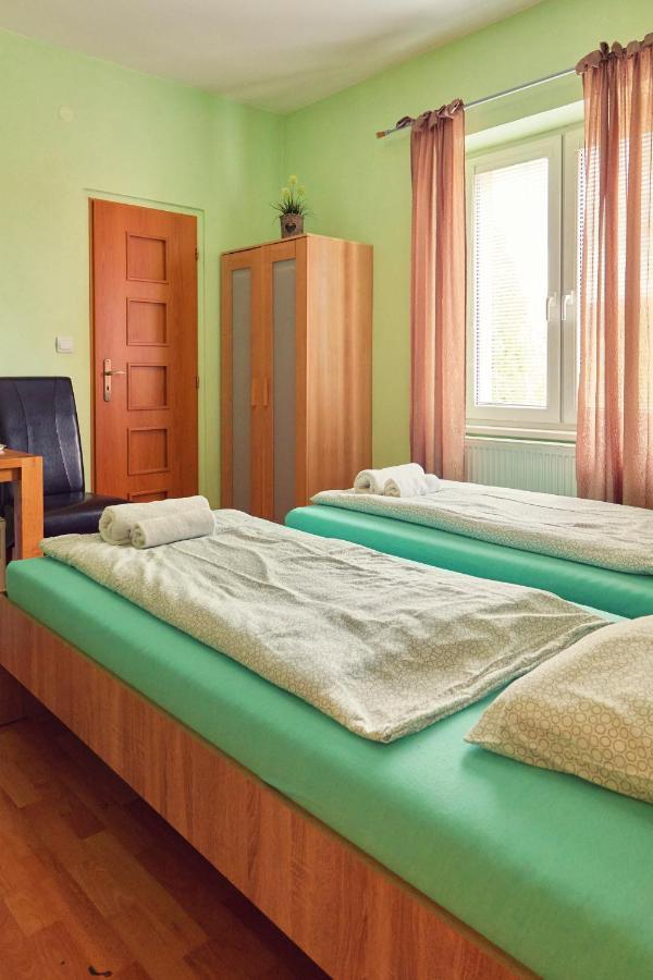 Penzion Fox Nemsova Bagian luar foto